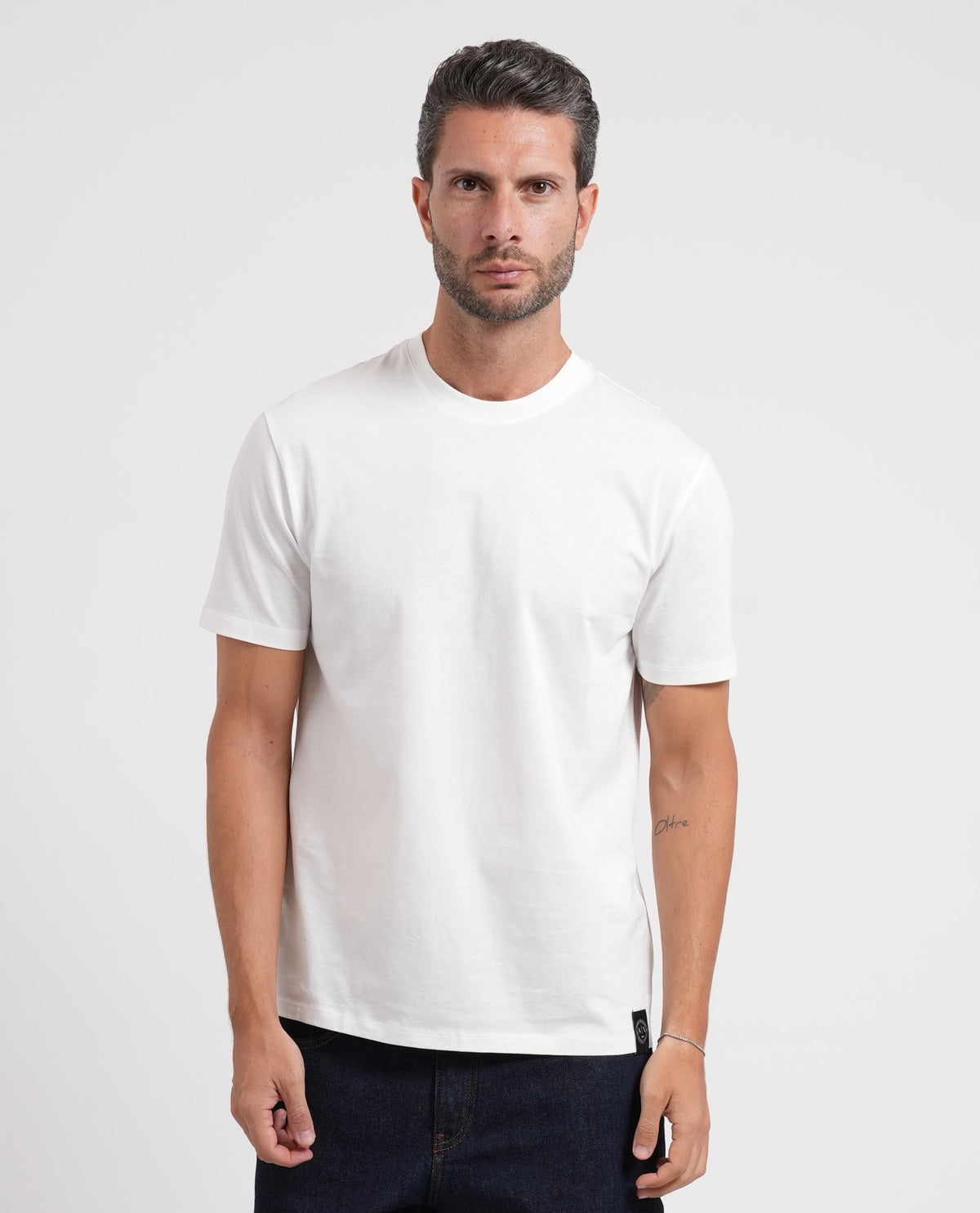 T-shirt girocollo Armani con etichetta logata 