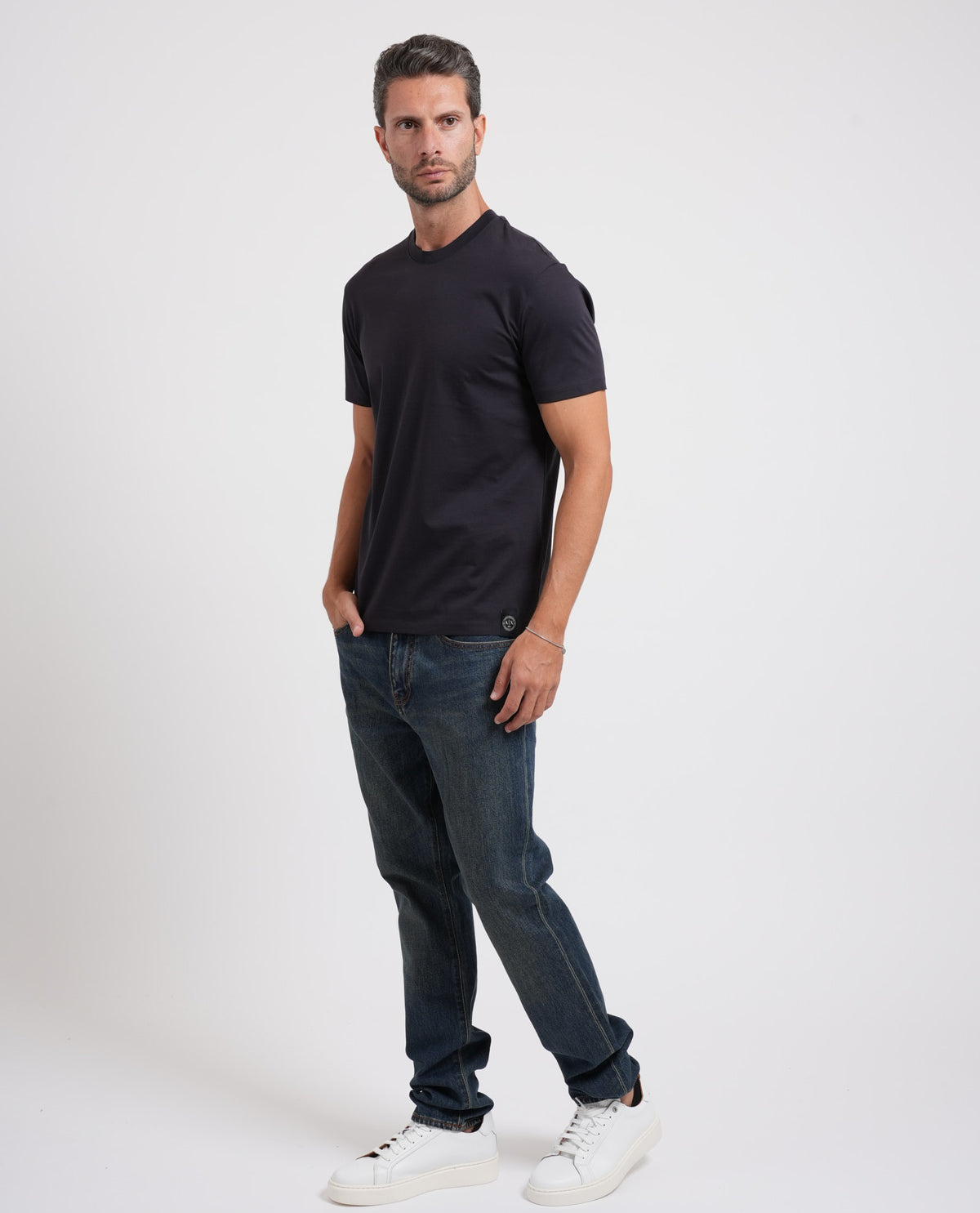 T-shirt girocollo Armani con etichetta logata 