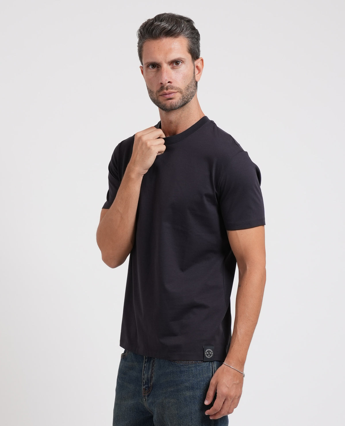 T-shirt girocollo Armani con etichetta logata 