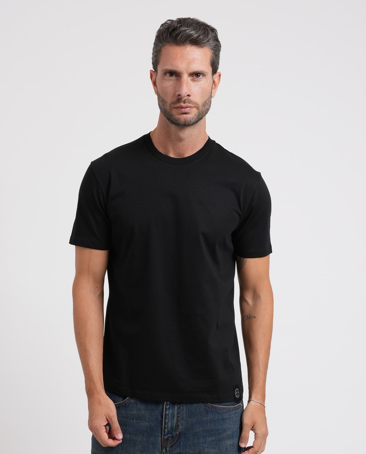 T-shirt girocollo Armani con etichetta logata 