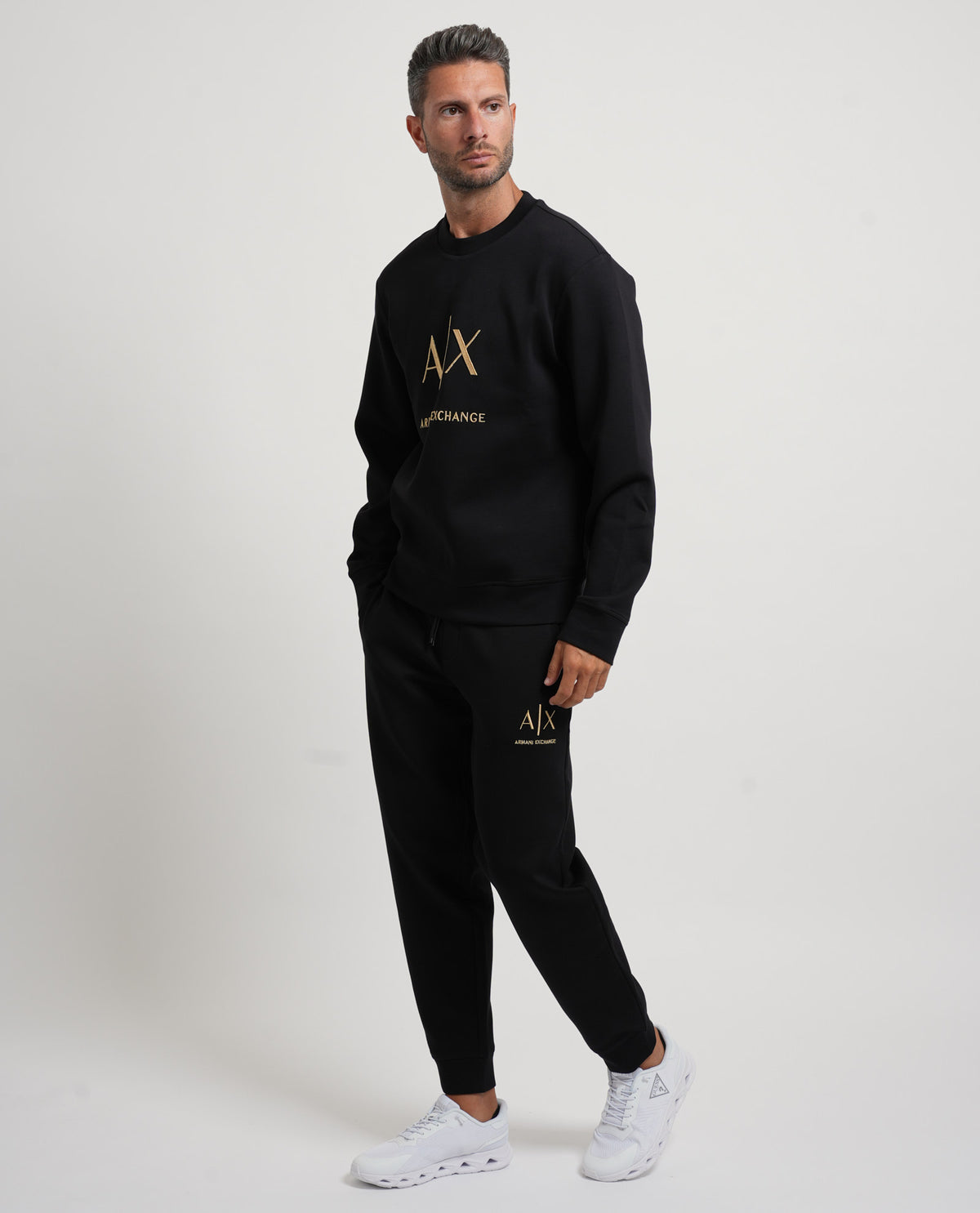 Pantaloni tuta Armani Exchange uomo con logo dorato 