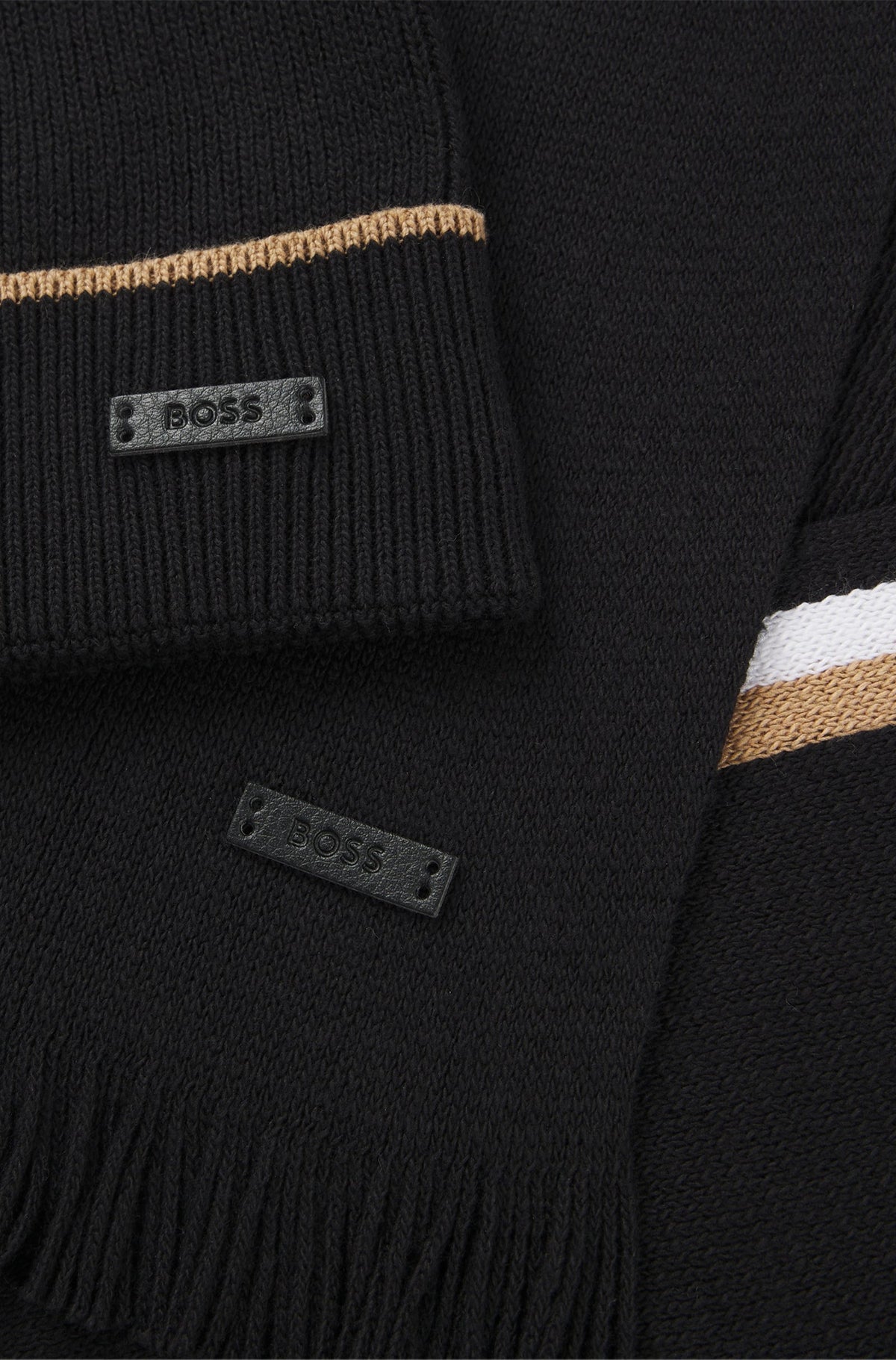 Cappello e sciarpa Boss con dettagli a righe 