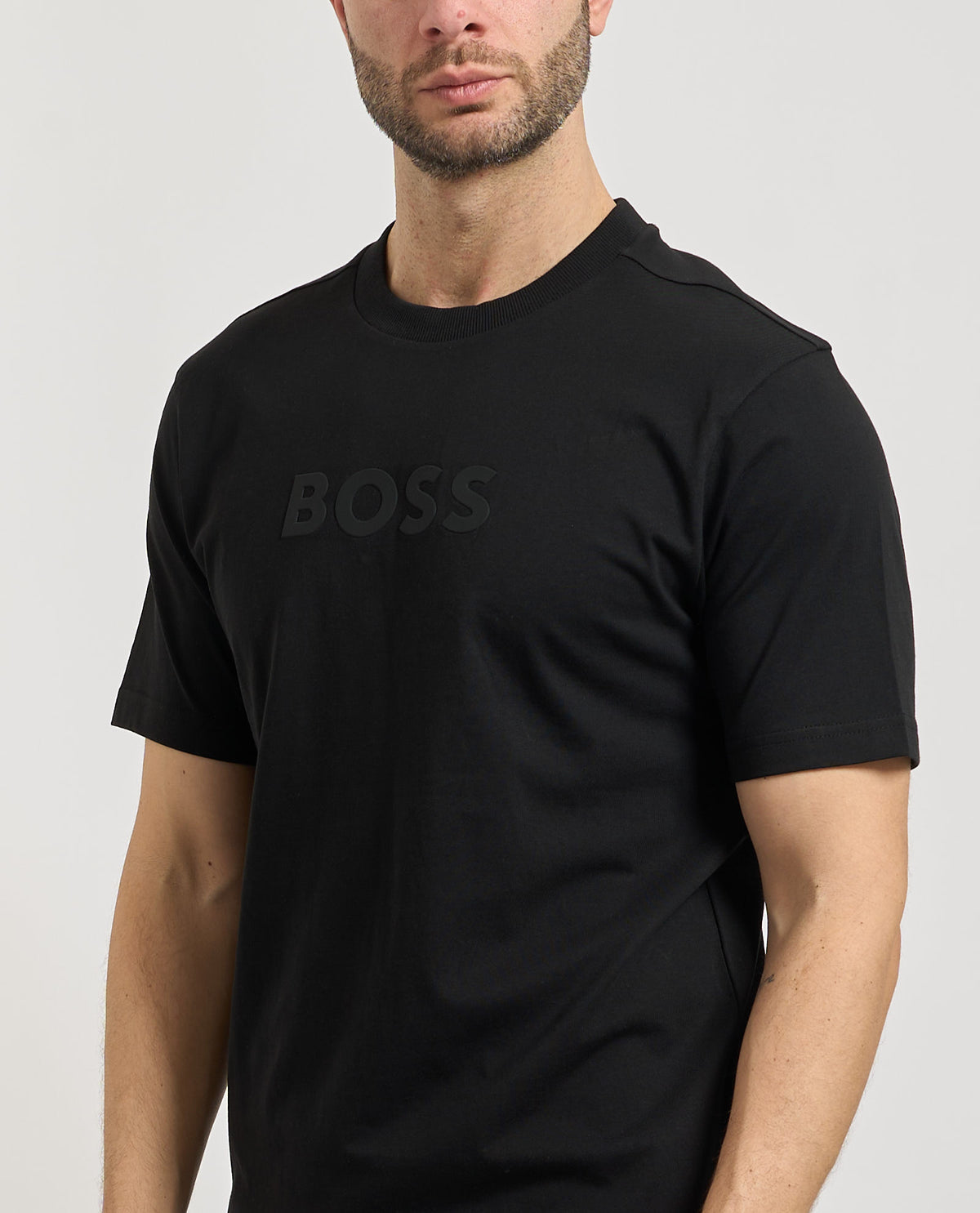 T-shirt uomo di Boss con logo frontale<BR/> 