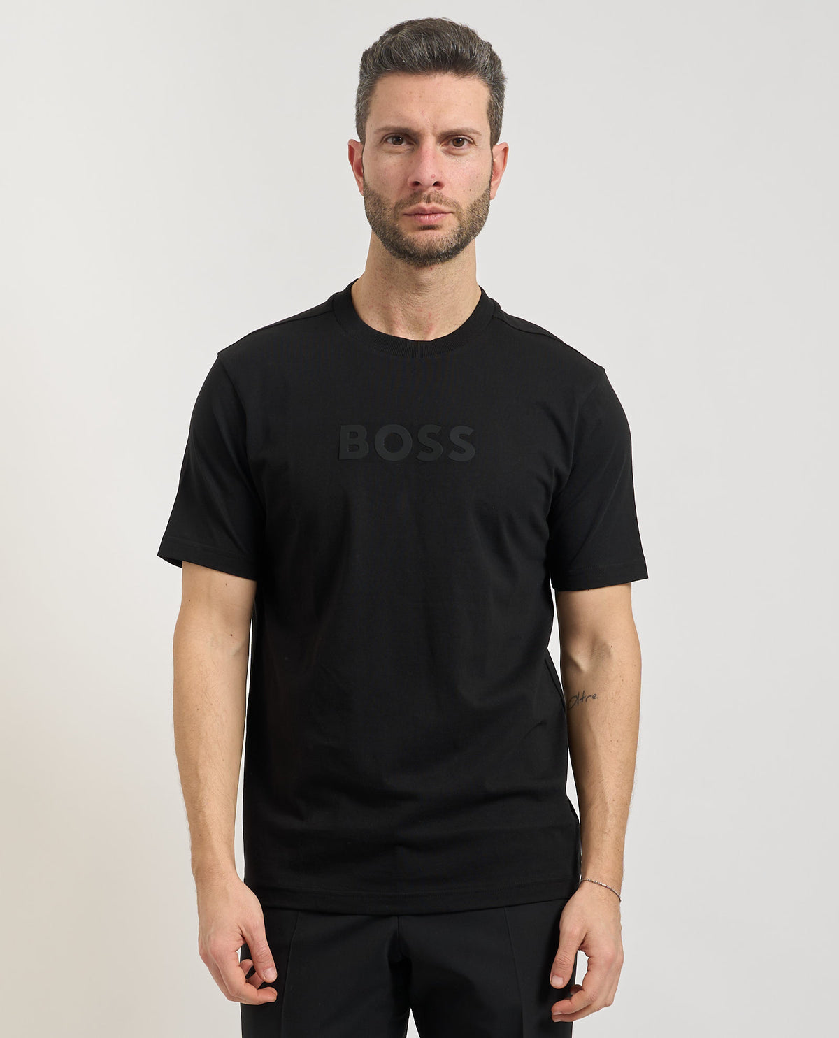 T-shirt uomo di Boss con logo frontale<BR/> 