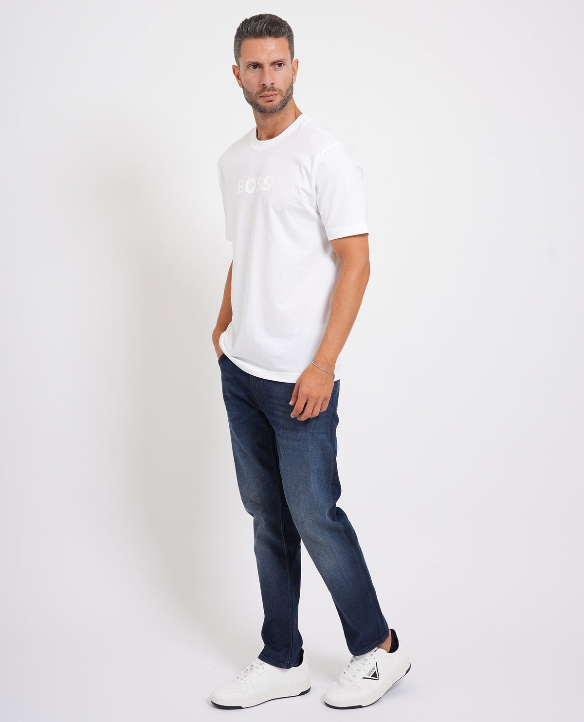 T-shirt uomo di Boss con logo frontale<BR/> 