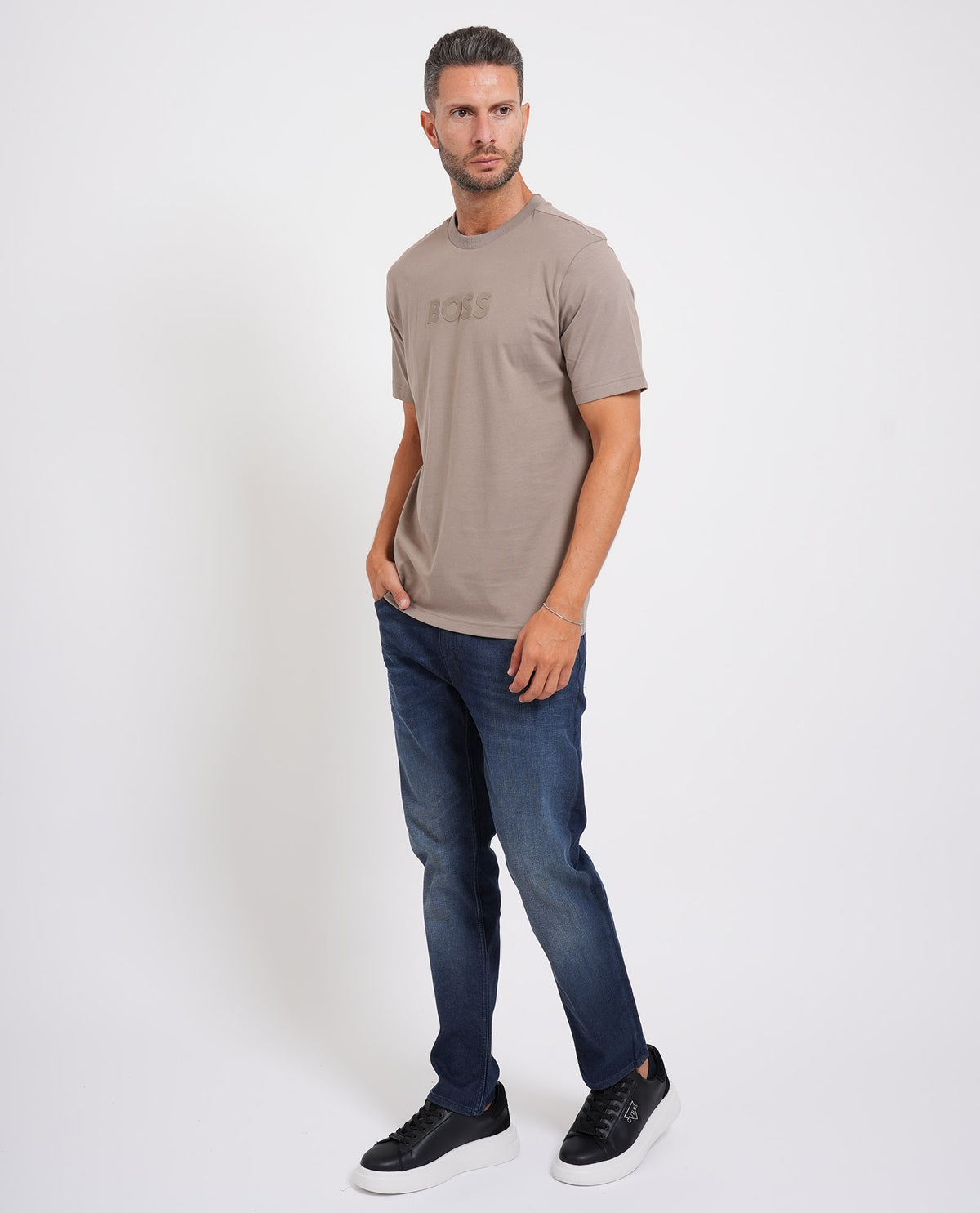 T-shirt uomo di Boss con logo frontale<BR/> 
