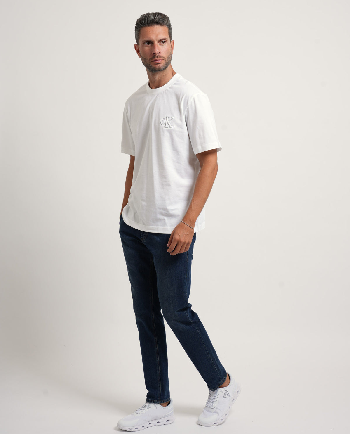 T-shirt uomo Calvin Klein con logo groffato 