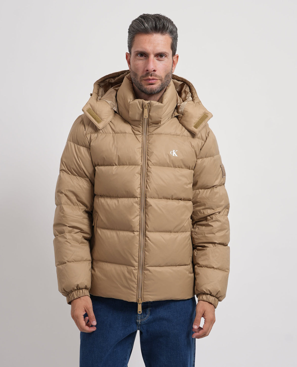 Piumino uomo Calvin Klein con cappuccio e logo 