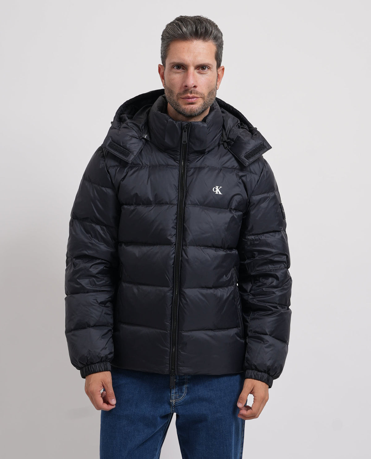 Piumino uomo Calvin Klein con cappuccio e logo 
