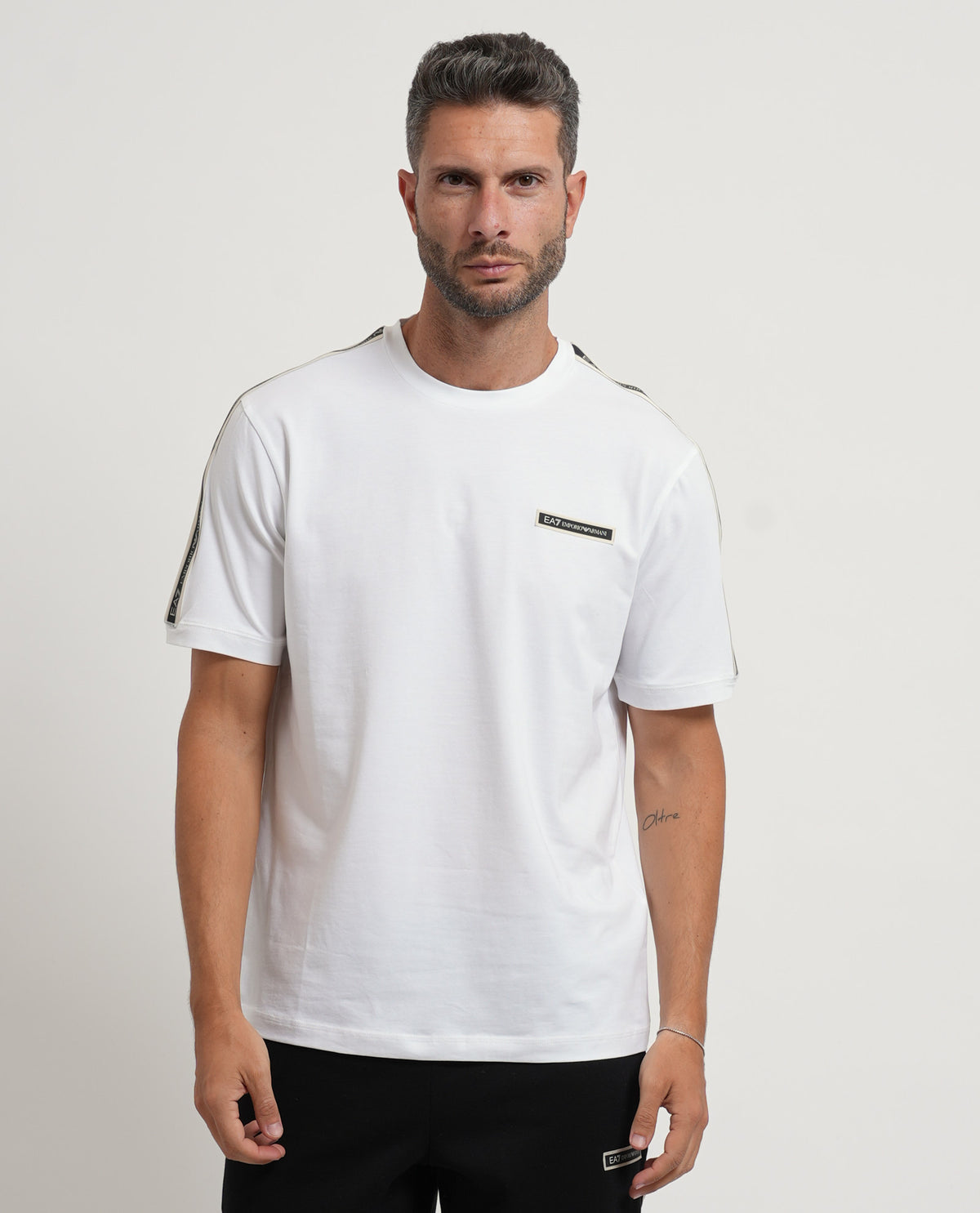 T-shirt in cotone EA7 uomo con logo e banda logata 