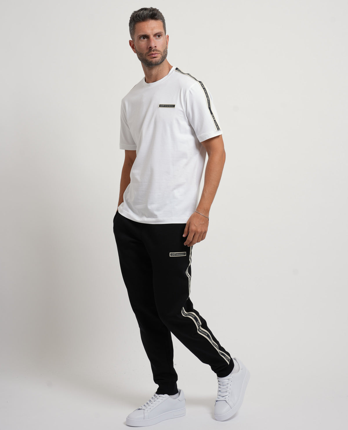 T-shirt in cotone EA7 uomo con logo e banda logata 