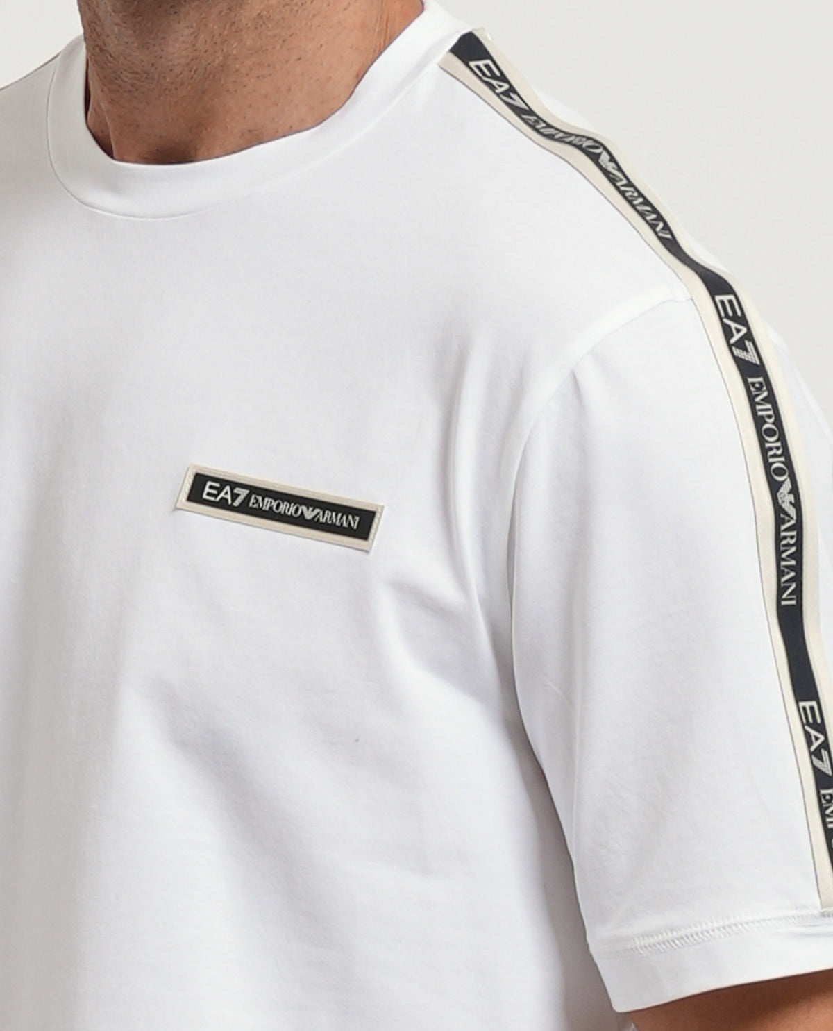 T-shirt in cotone EA7 uomo con logo e banda logata 