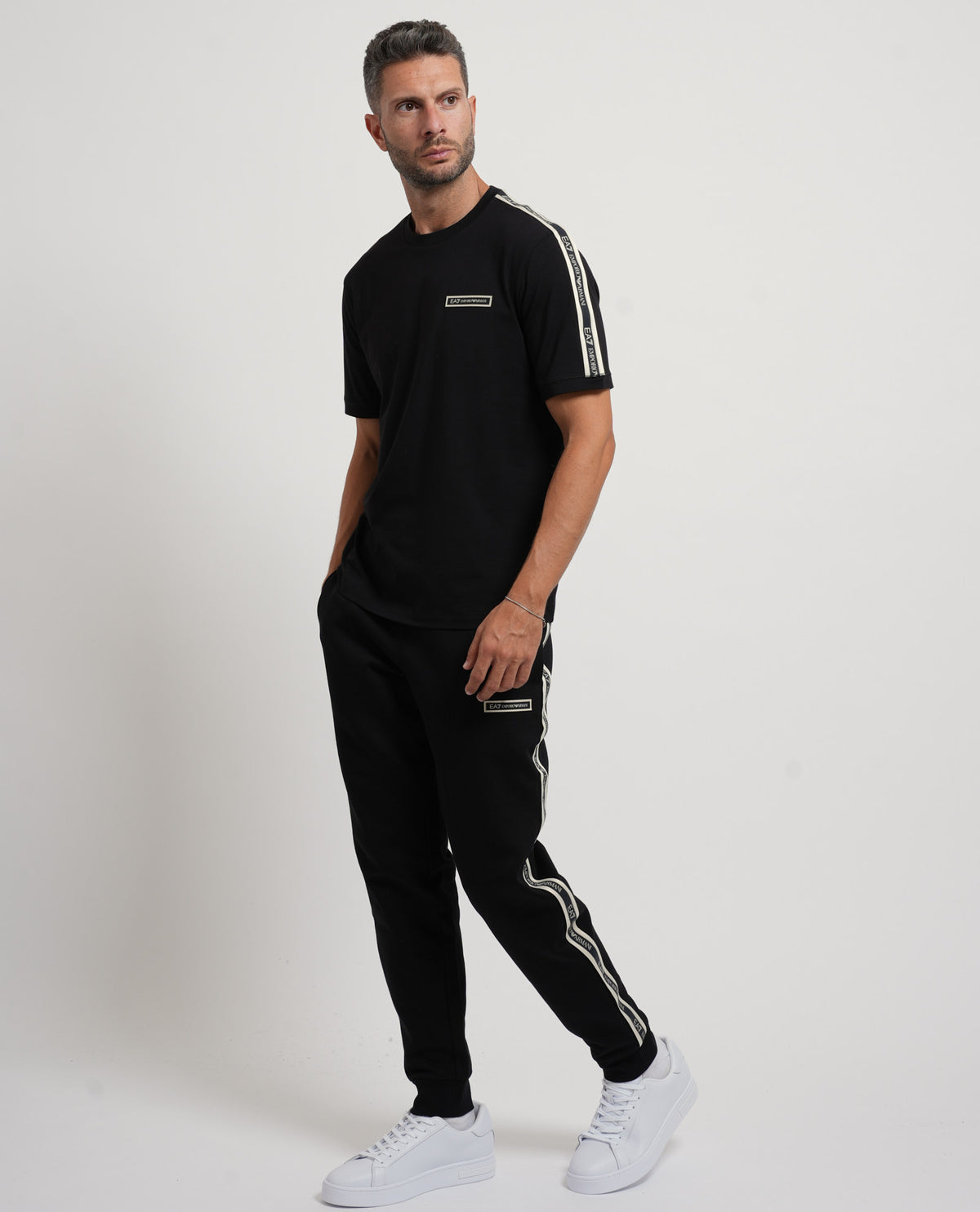 T-shirt in cotone EA7 uomo con logo e banda logata 