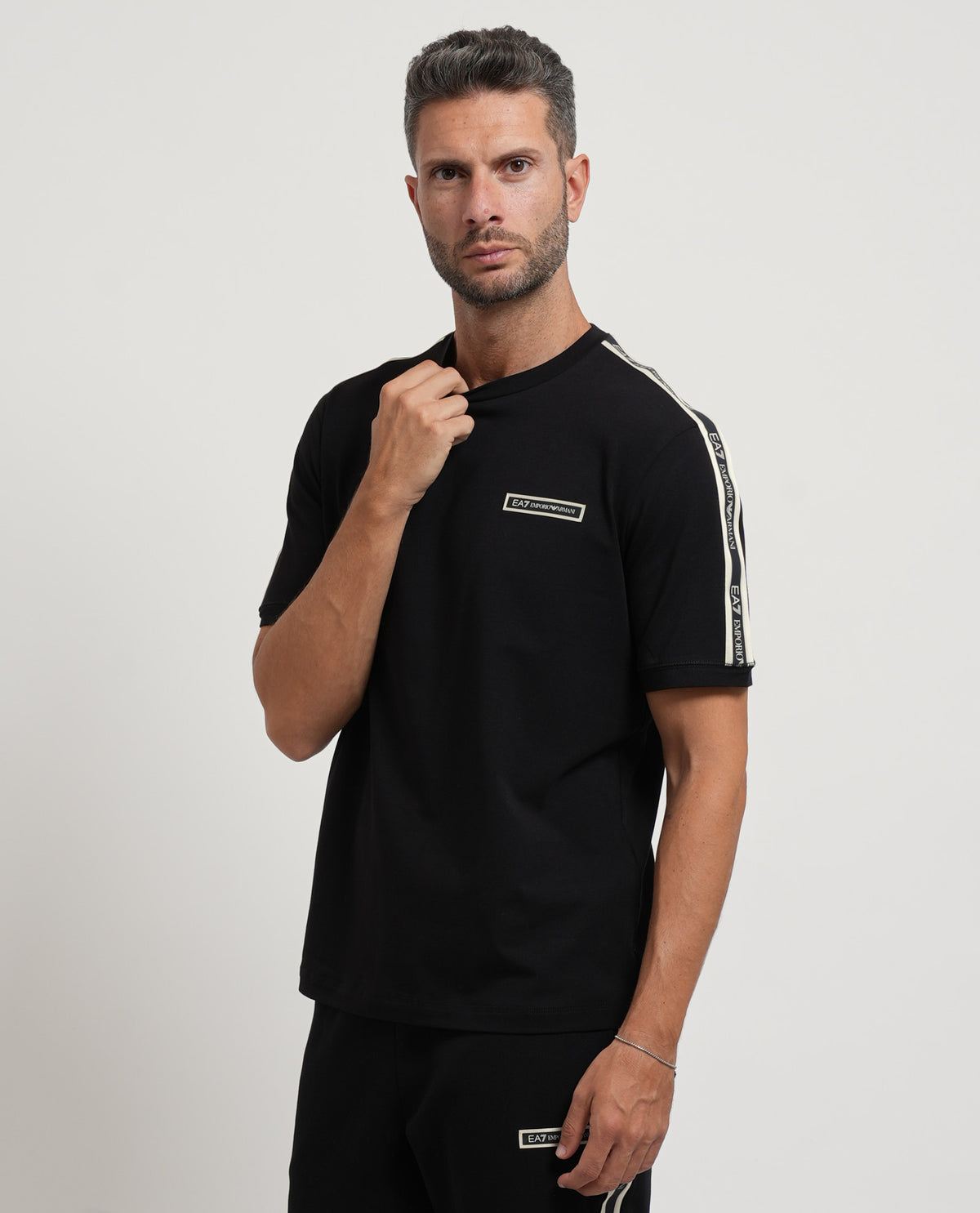 T-shirt in cotone EA7 uomo con logo e banda logata 