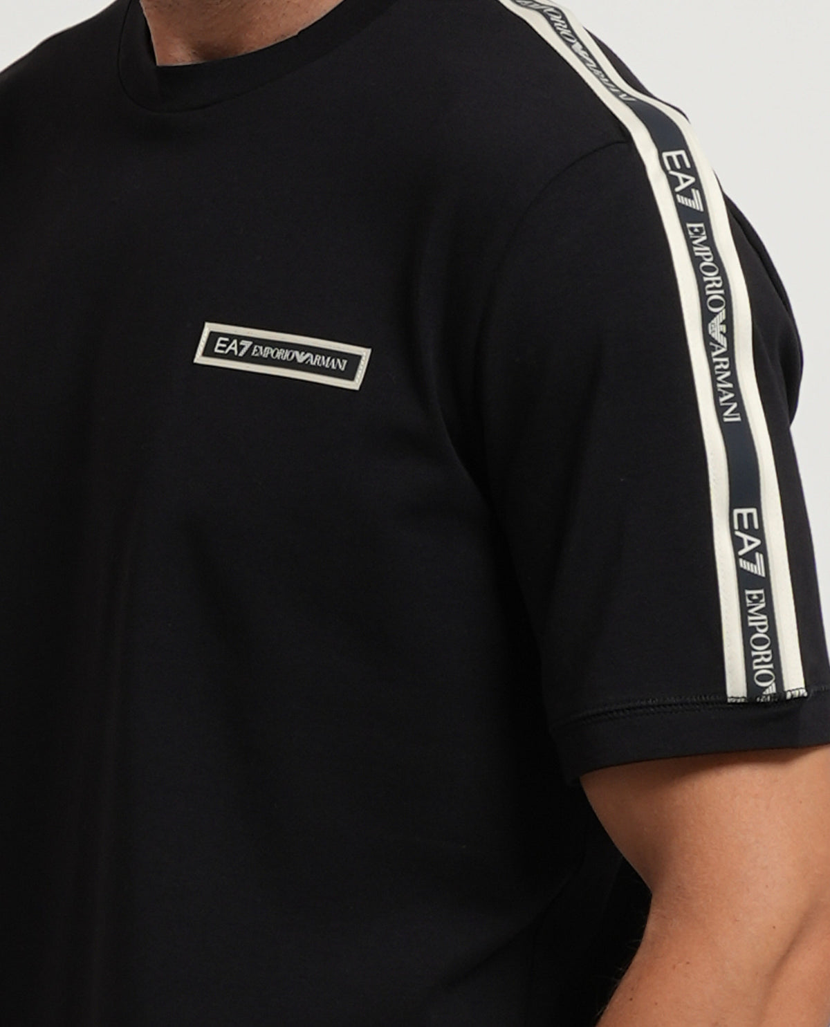 T-shirt in cotone EA7 uomo con logo e banda logata 