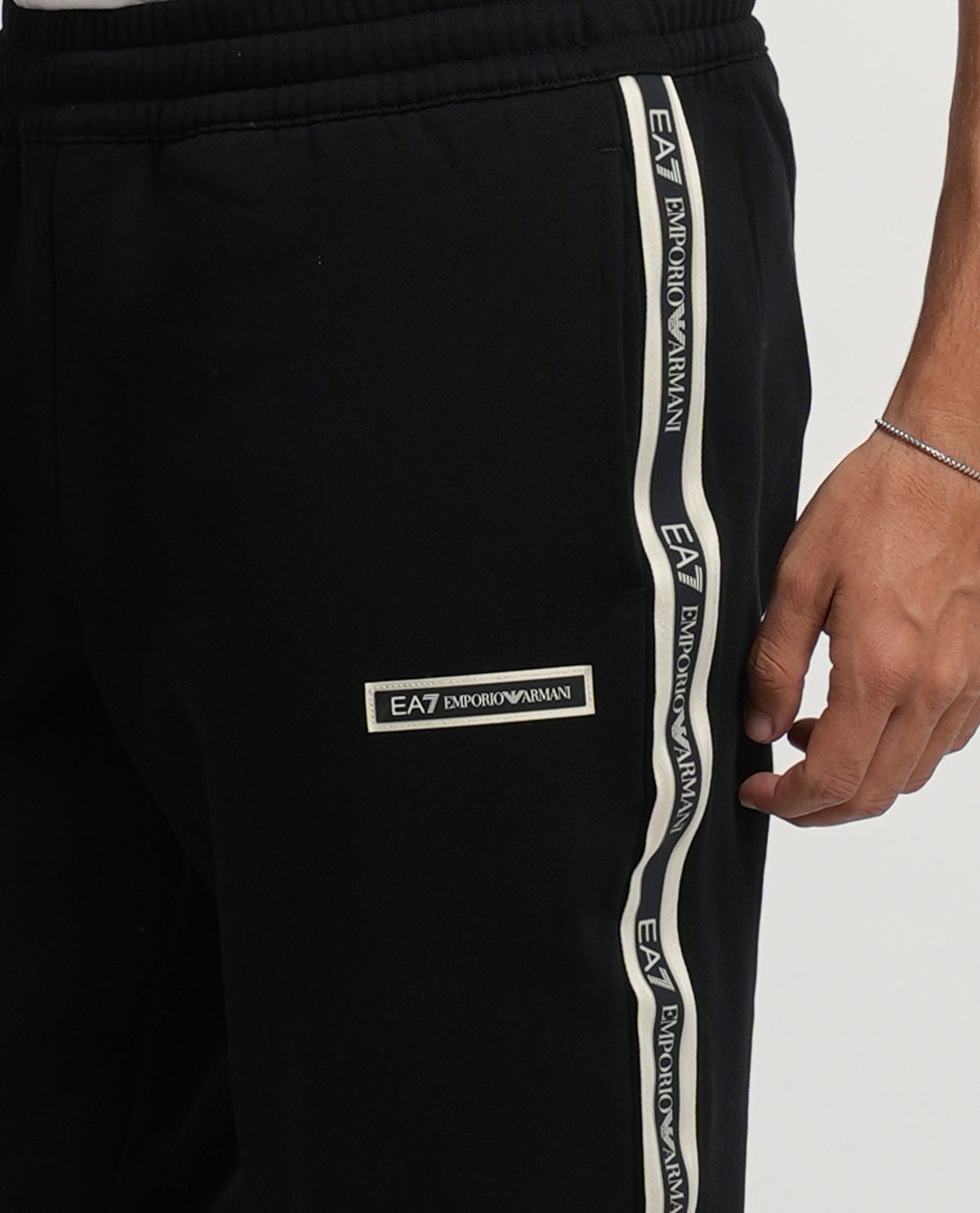 Pantaloni slim EA7 uomo con banda laterale 