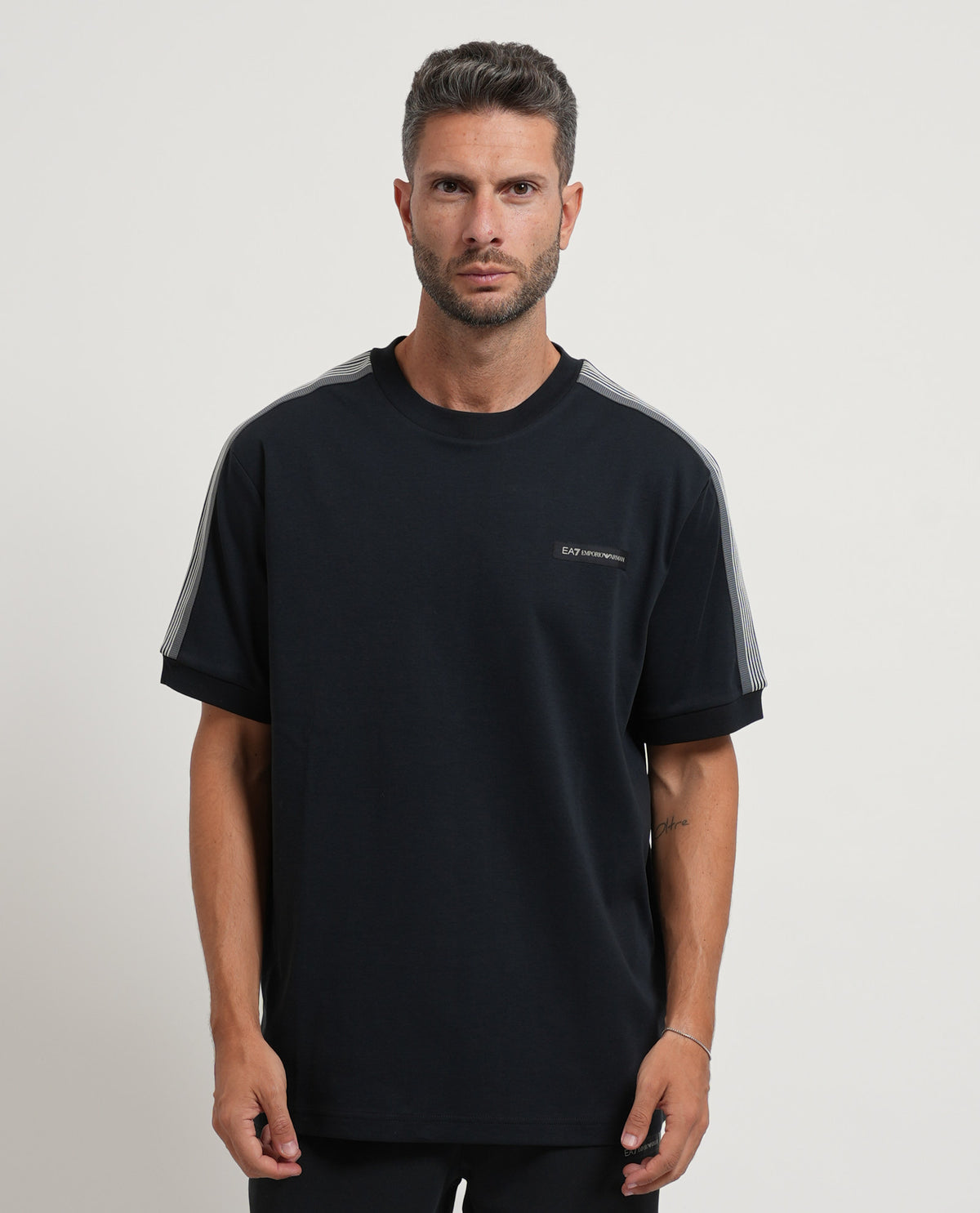 T-shirt in cotone EA7 uomo con logo e banda su spalla 