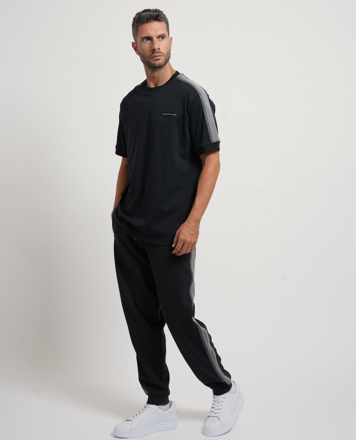 T-shirt in cotone EA7 uomo con logo e banda su spalla 