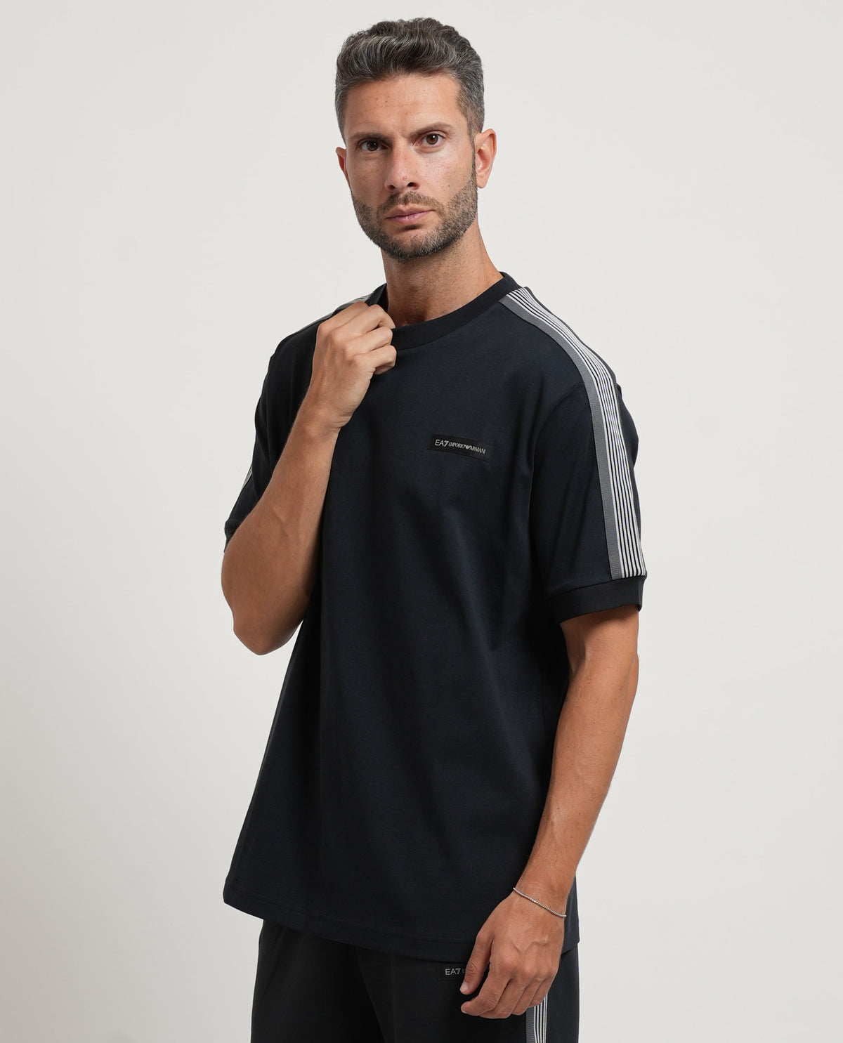T-shirt in cotone EA7 uomo con logo e banda su spalla 