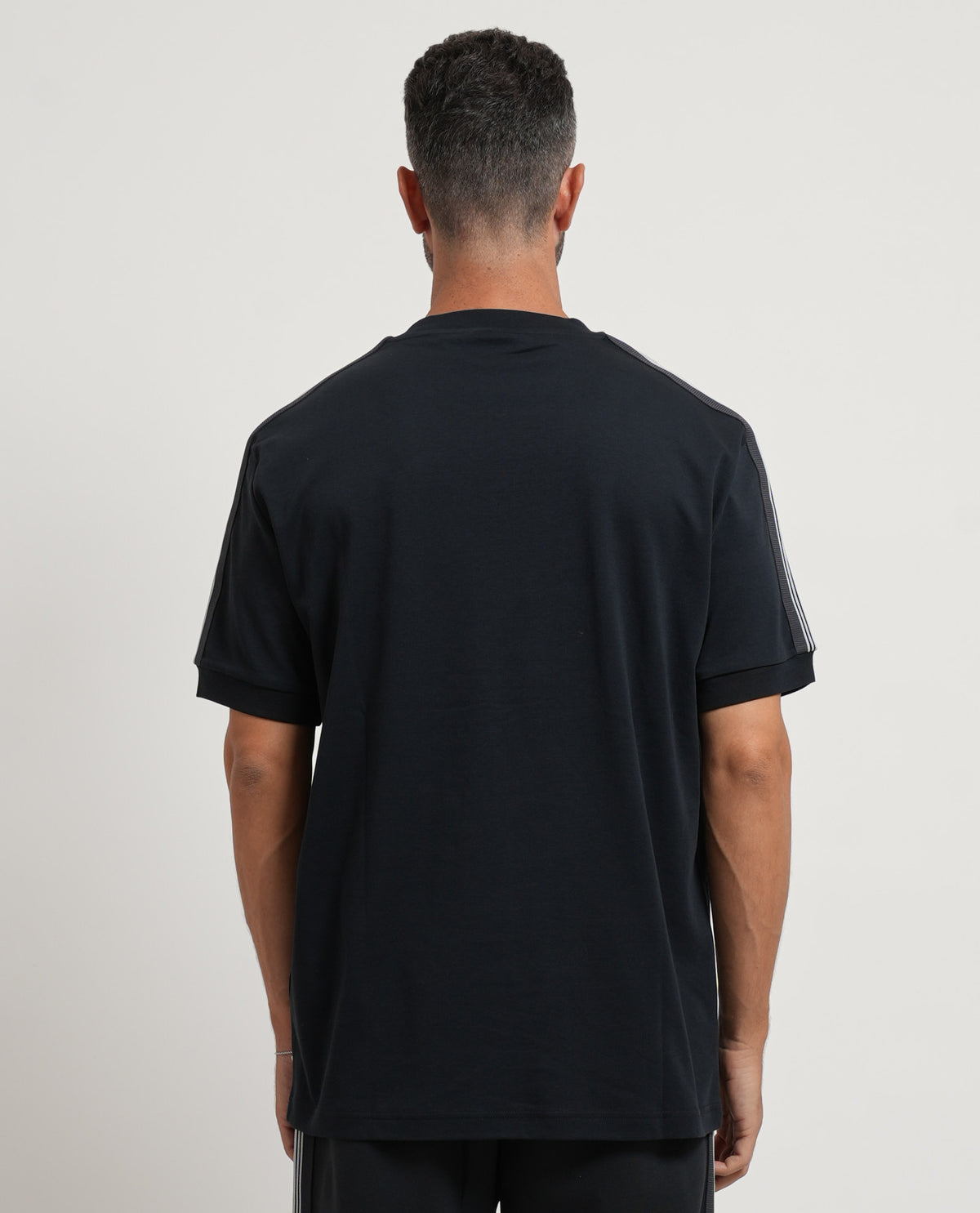T-shirt in cotone EA7 uomo con logo e banda su spalla 