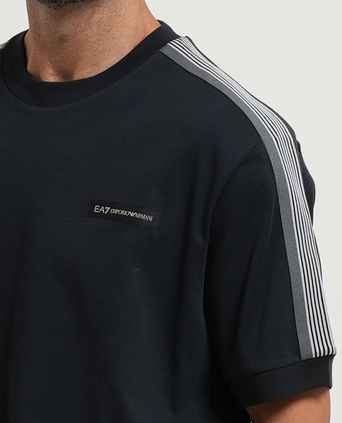 T-shirt in cotone EA7 uomo con logo e banda su spalla 