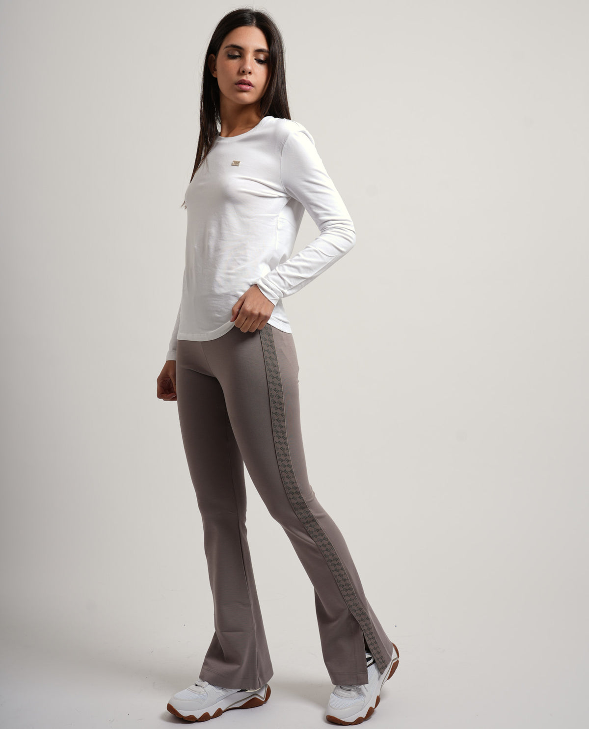 Pantaloni donna EA7 con banda laterale logata 
