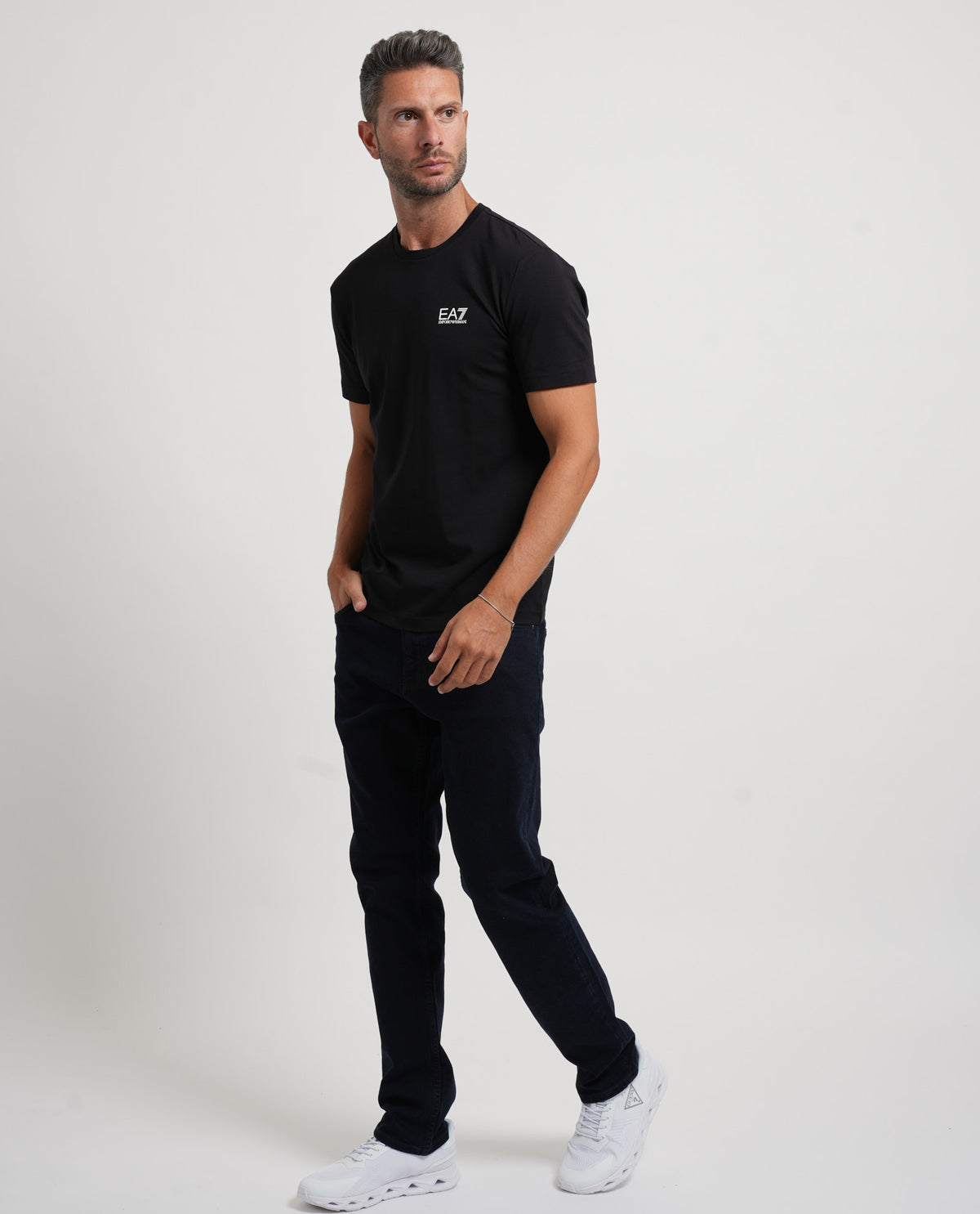T-shirt uomo EA7 con logo su petto 