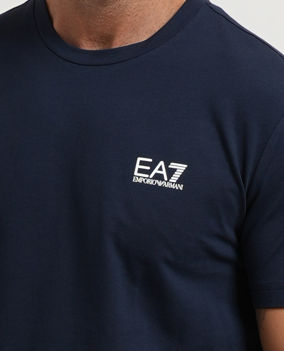 T-shirt uomo EA7 con logo su petto 