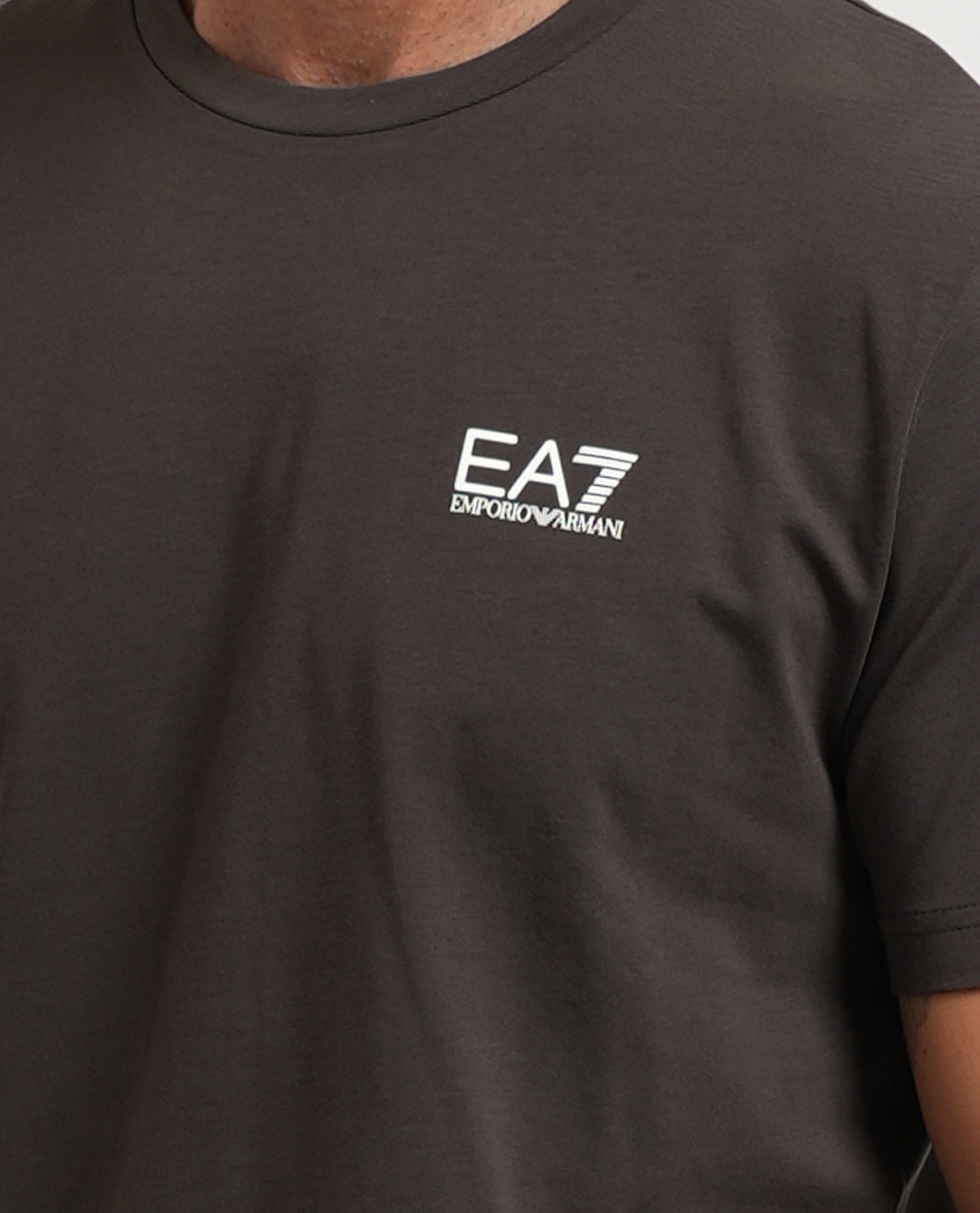 T-shirt uomo EA7 con logo su petto 