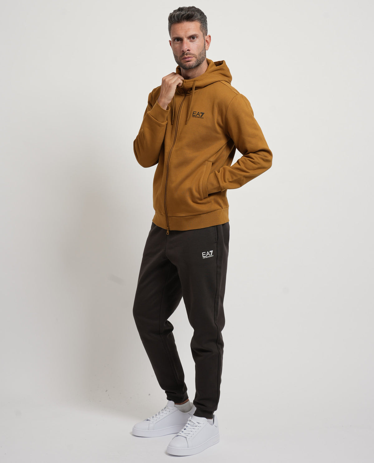 Tuta in cotone EA7 uomo con cappuccio e zip 