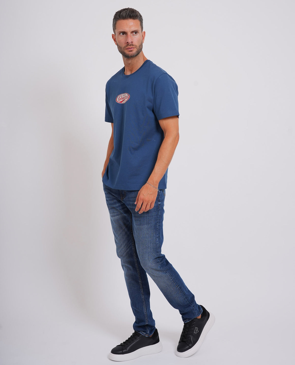T-shirt uomo Guess con logo centrale 