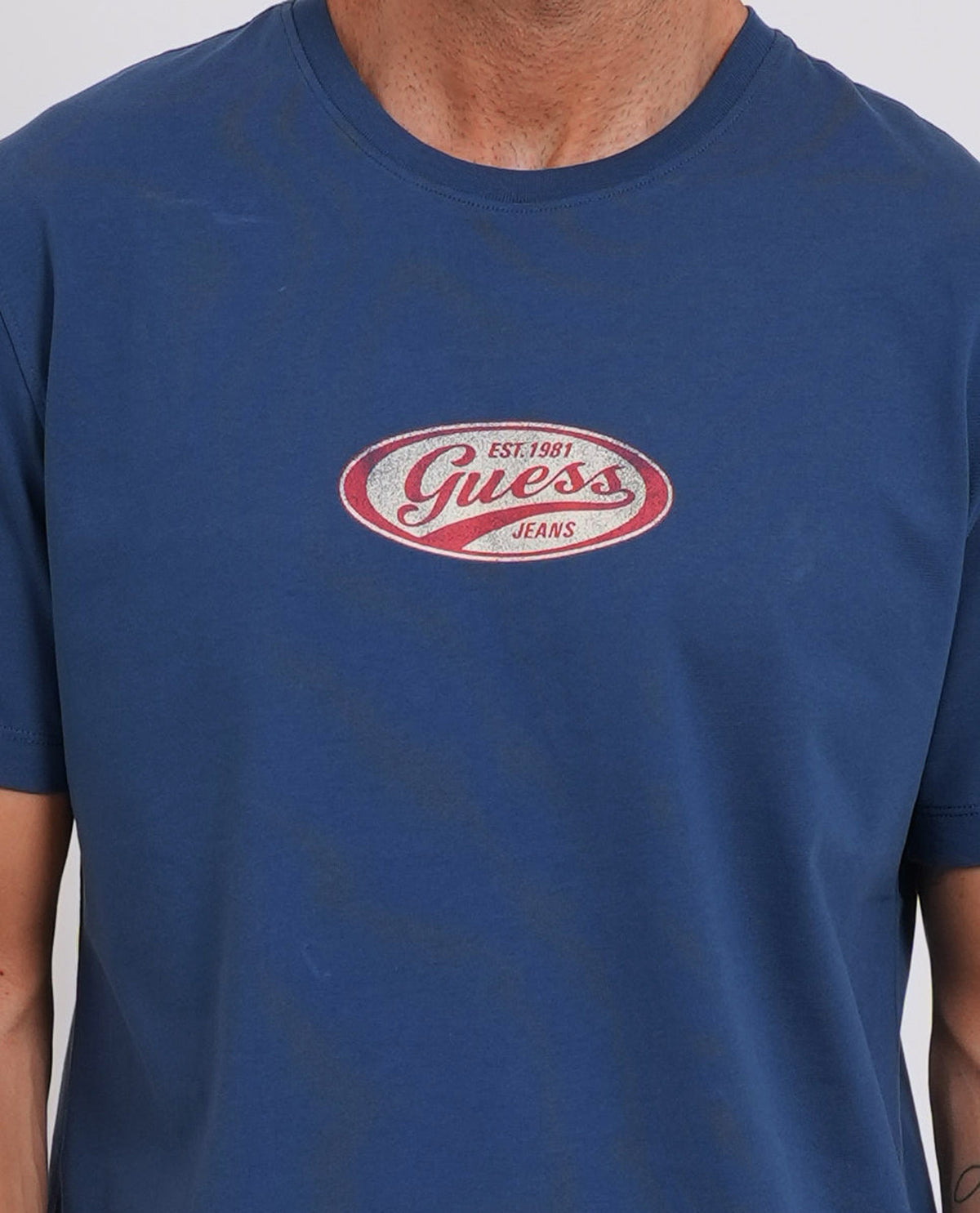 T-shirt uomo Guess con logo centrale 