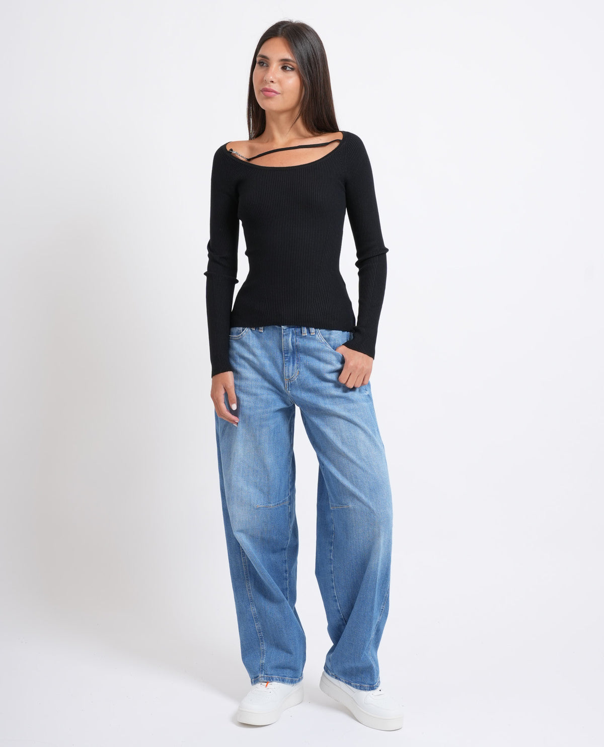 Maglione donna Guess con ampia scollatura 