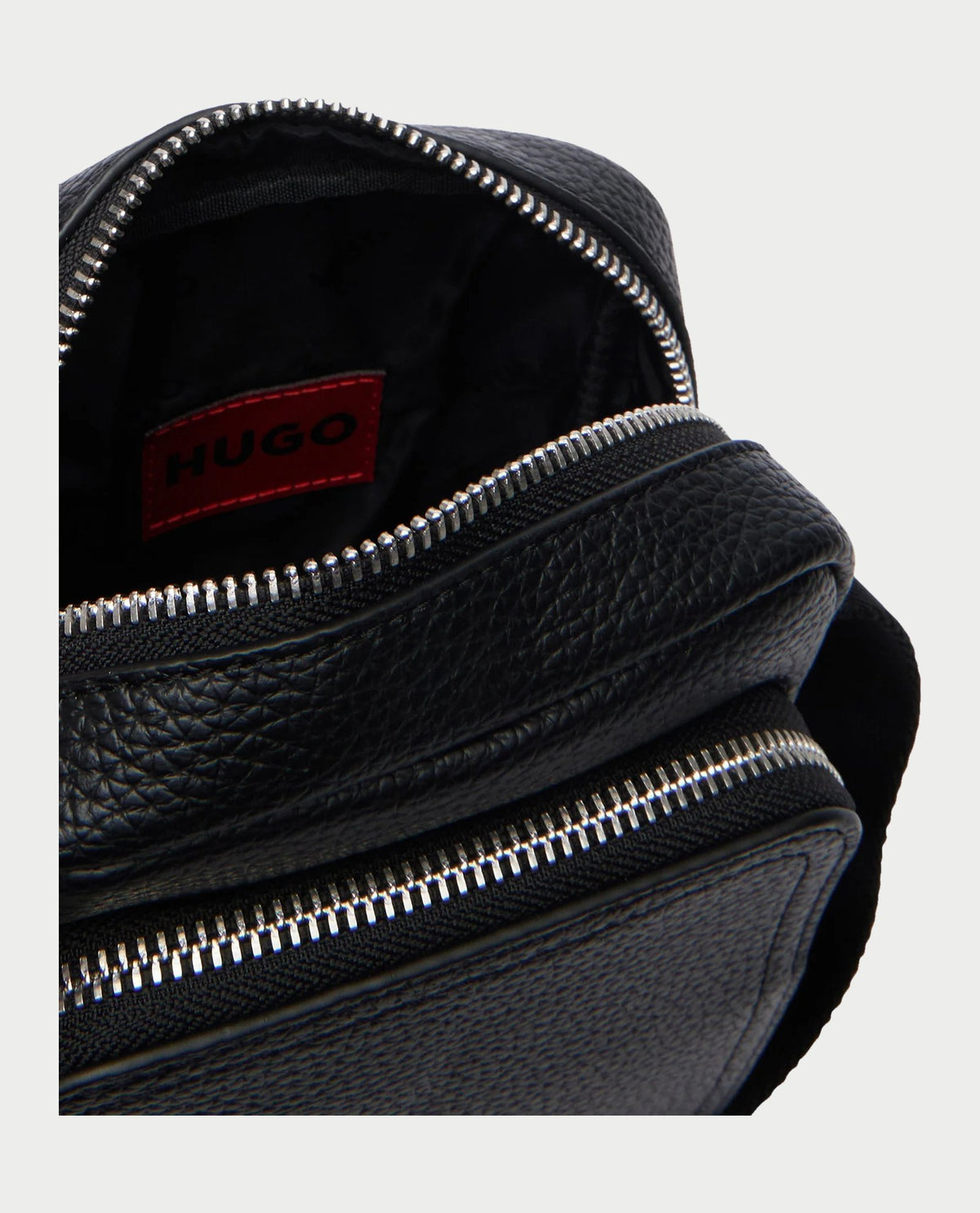 Tracolla uomo Hugo in similpelle con logo frontale 