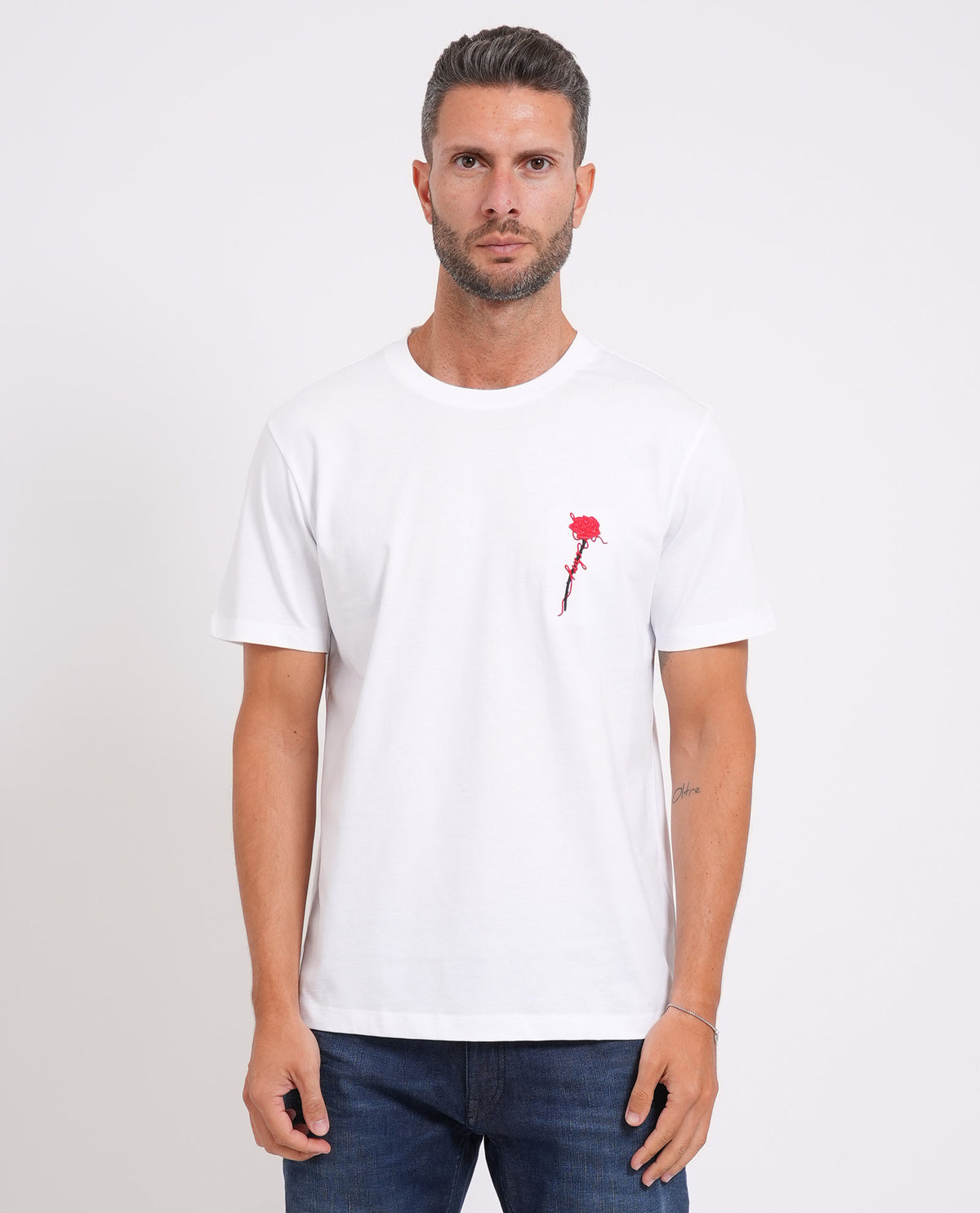 T-shirt uomo Hugo con rosa sul petto 