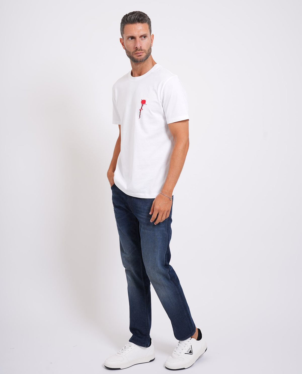 T-shirt uomo Hugo con rosa sul petto 