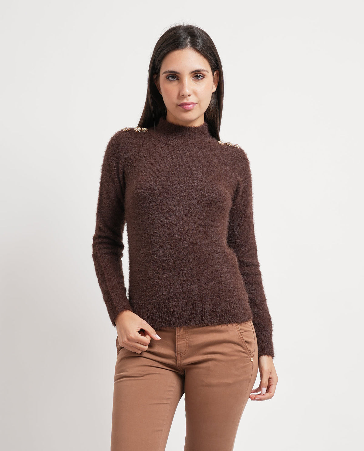 Maglione a collo alto Markup con bottone gioiello su spalla 