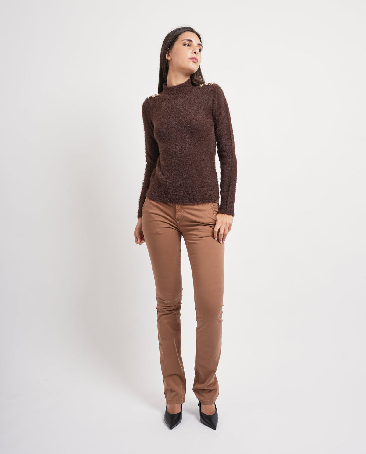 Maglione a collo alto Markup con bottone gioiello su spalla 