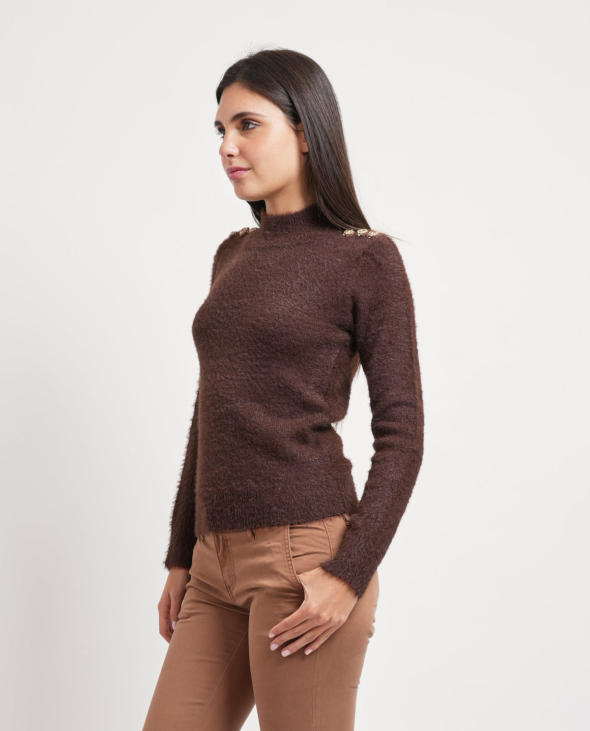 Maglione a collo alto Markup con bottone gioiello su spalla 