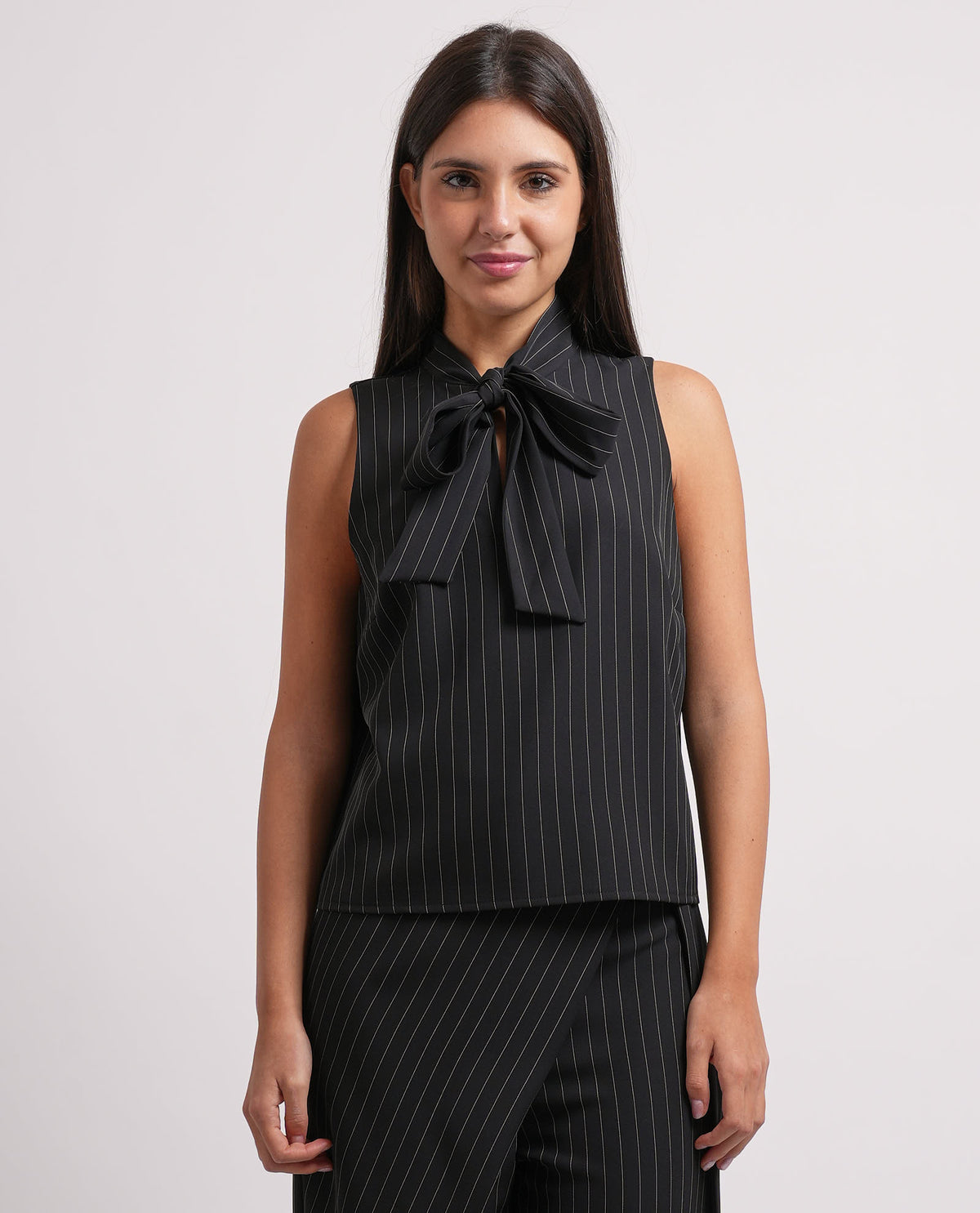 Blusa donna Relish con fiocco e senza maniche 