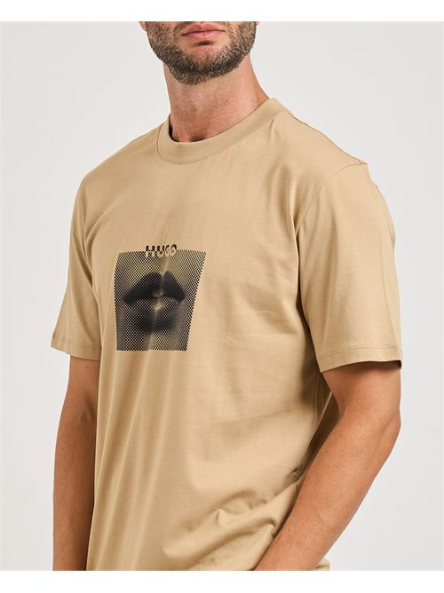 T-shirt Deterni uomo Hugo beige con grafica labbra HUGO | 50544496269