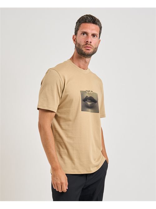T-shirt Deterni uomo Hugo beige con grafica labbra HUGO | 50544496269